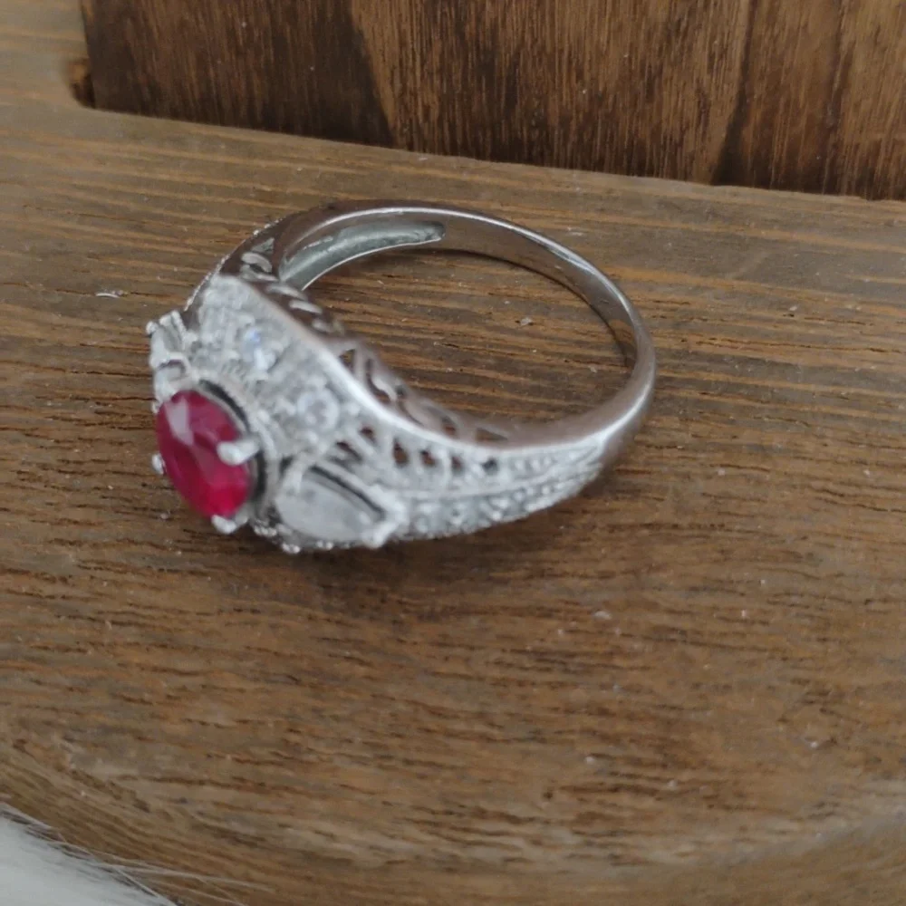 925 Sterling Silver this stunning